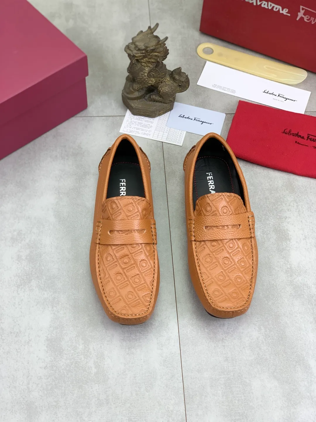 Men's shoes 💰P542 New model, high quality [Ferragamo/Ferragamo] Latest lazy slip-on shoes Original imported calfskin, imported cowhide lining + original luxury metal buckle + original combination outsole Comparison without pressure Code number: 38-45